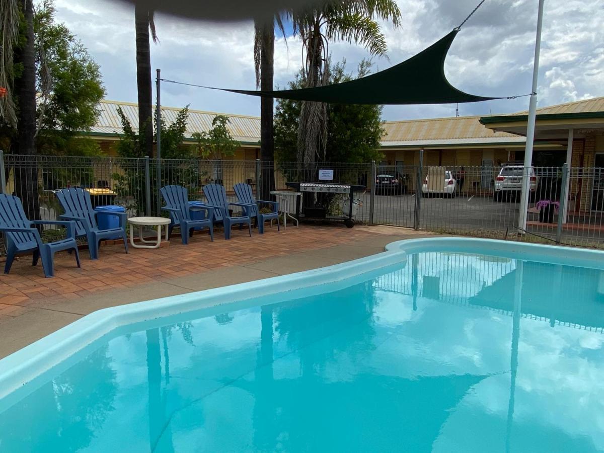 Golden West Motor Inn Miles エクステリア 写真
