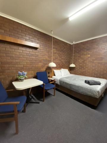 Golden West Motor Inn Miles エクステリア 写真