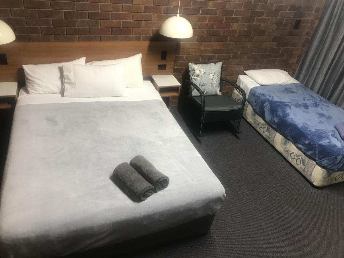 Golden West Motor Inn Miles エクステリア 写真