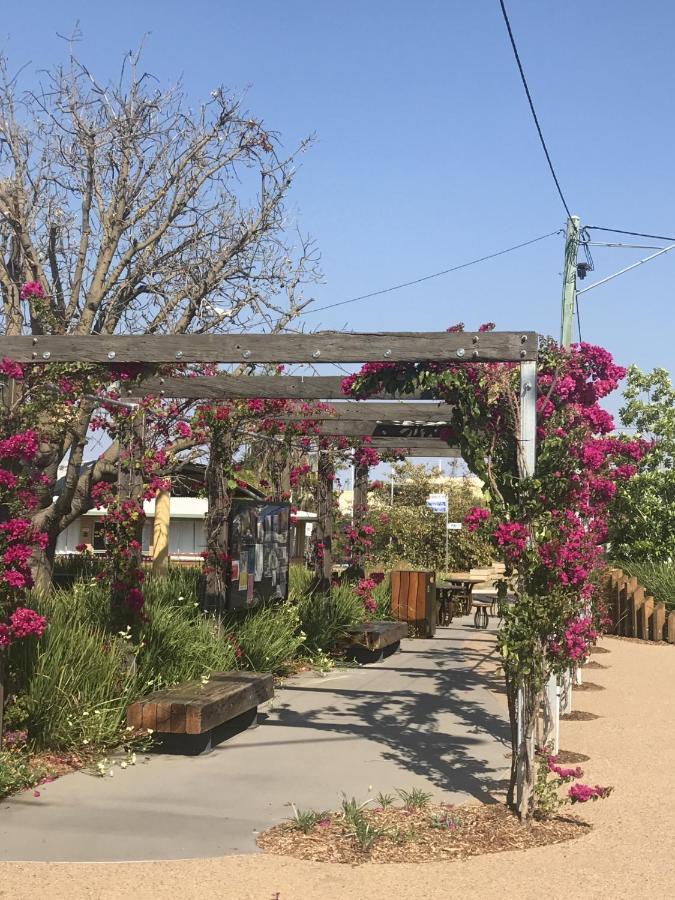 Golden West Motor Inn Miles エクステリア 写真
