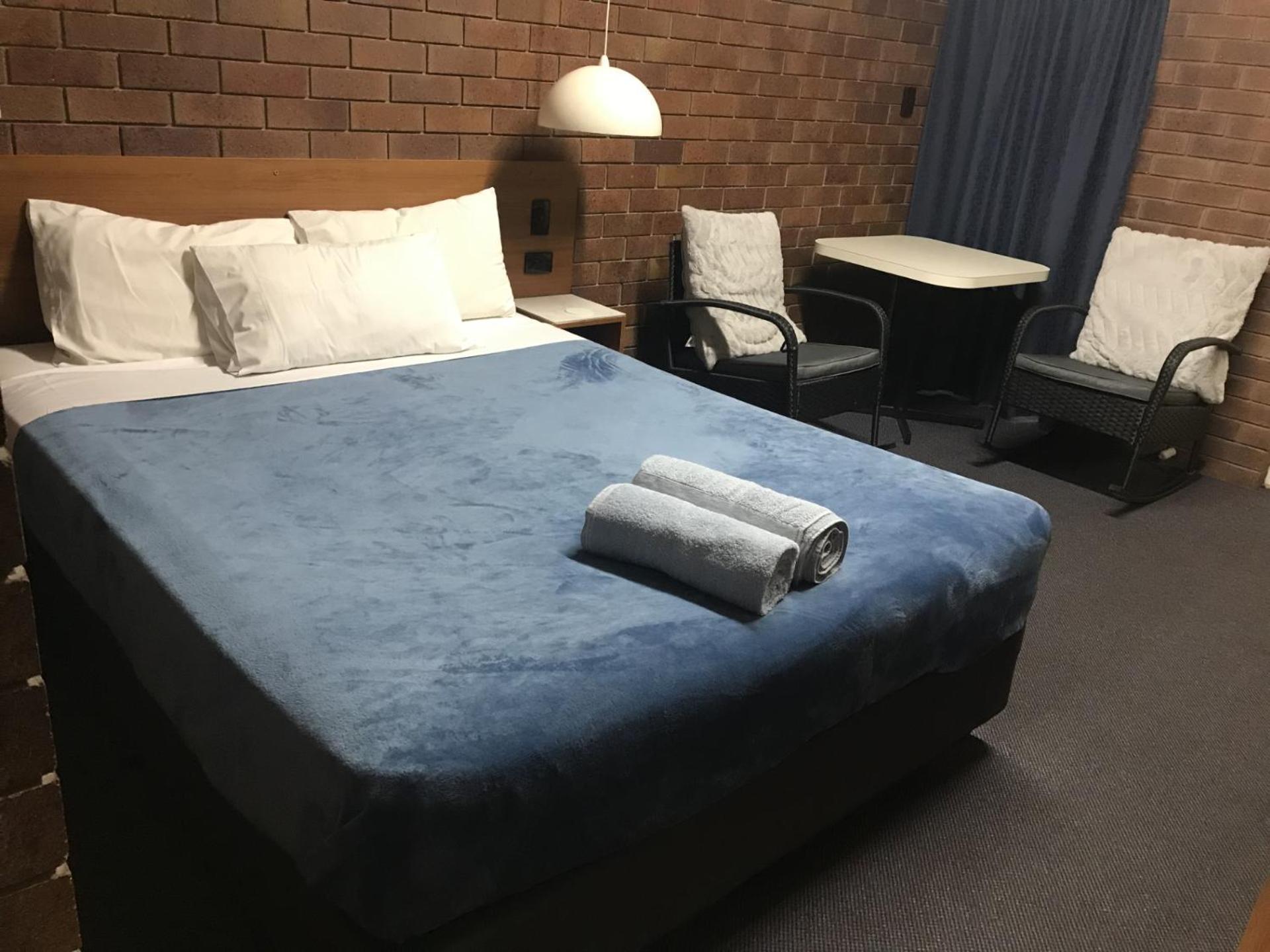 Golden West Motor Inn Miles エクステリア 写真